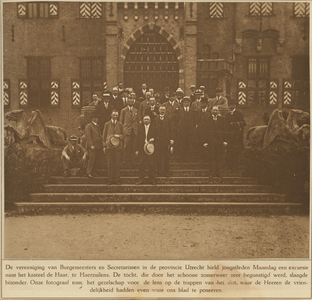 870641 Groepsportret van de leden van de Vereeniging van Burgemeesters en Secretarissen, op de trap van Kasteel de Haar ...
